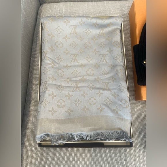 Louis Vuitton Monogram Classic Shawl - Picture 1 of 2